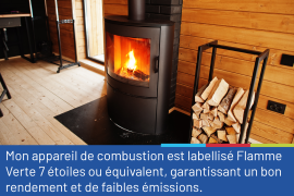 Photo représentant un feu de bois dans un poêle, avec une réserve de bois posée juste à côté, dans un intérieur douillet où le bois est le principal matériau. La photo est accompagnée du conseil "Mon appareil de combustion est labellisé Flamme Verte 7 étoiles ou équivalent, garantissant un bon rendement et de faibles émissions."