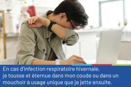 Photo représentant un homme en intérieur devant son ordinateur en train de tousser ou éternuer dans son coude. La photo est accompagnée du conseil "En cas d'infection respiratoire hivernale, je tousse et éternue dans mon coude ou dans un mouchoir à usage unique que je jette ensuite"..