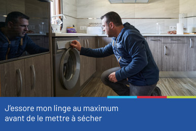 Photo d'une personne utilisant les boutons de sa machine à laver le linge. Au bas du visuel figure le conseil "J'essore mon linge au maximum avant de le mettre à sécher".