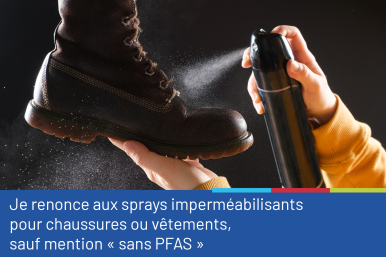 Photo d'une main tenant un spray diffusé sur une chaussure, accompagnée du conseil "Je renonce aux sprays imperméabilisants pour chaussures ou vpêtements, sauf mention "sans PFAS" ".