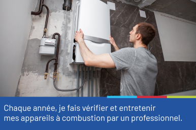 Photo représentant un homme enlevant le cache d'un chauffe-eau à gaz pour une opération d'entretien. La photo est accompagnée du conseil "Chaque année, je fais vérifier et entretenir mes appareils à combustion par un professionnel"